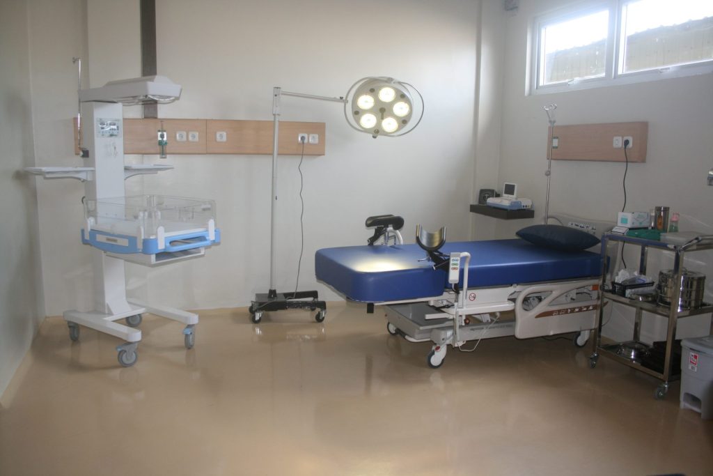 Ruang Bersalin (Kamar Bersalin / VK) & Pelayanan Kebidanan 24 Jam